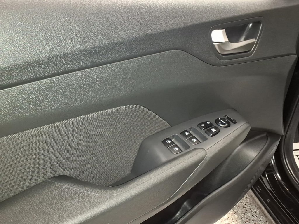 Photo 8 of this HYUNDAI ACCENT