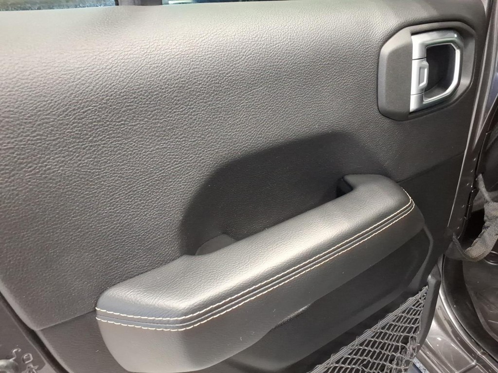Photo 19 of this JEEP GLADIATOR