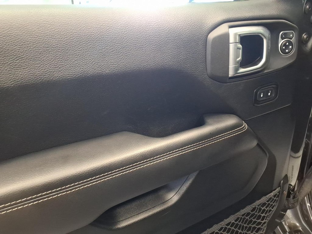 Photo 8 of this JEEP GLADIATOR