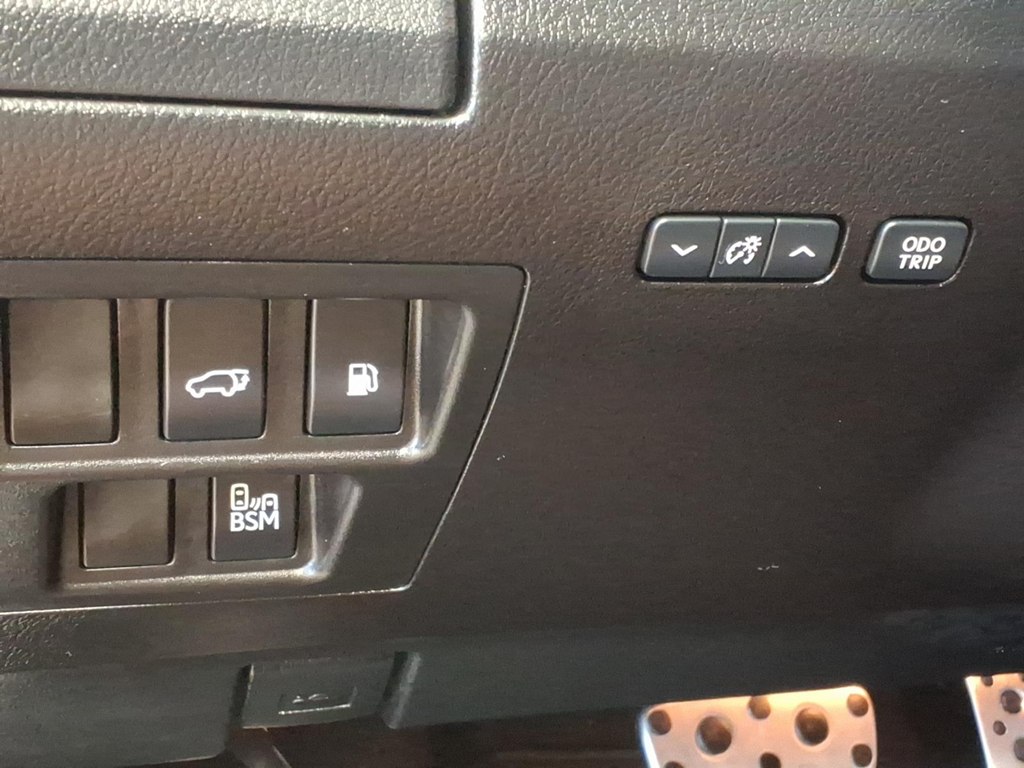 Photo 10 of this LEXUS RX 350