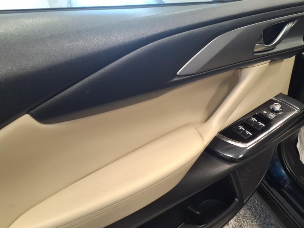 Photo 8 of this MAZDA CX-9