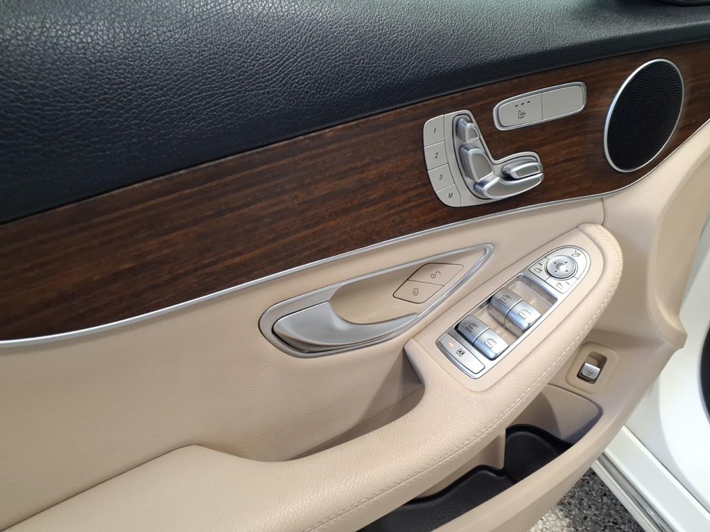 Photo 8 of this MERCEDES-BENZ C-CLASS