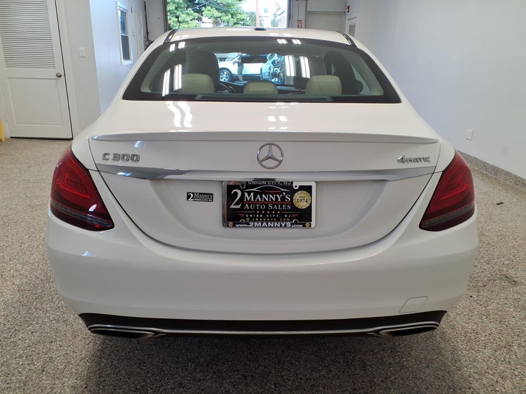 Photo 5 of this MERCEDES-BENZ C-CLASS