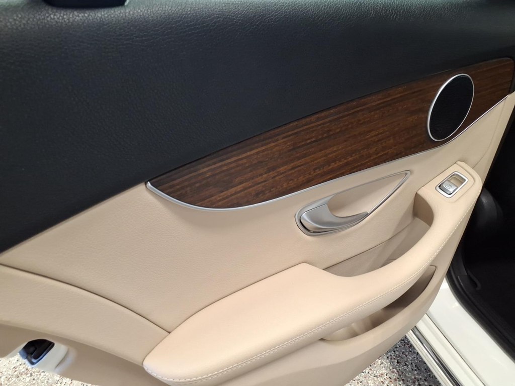 Photo 19 of this MERCEDES-BENZ C-CLASS
