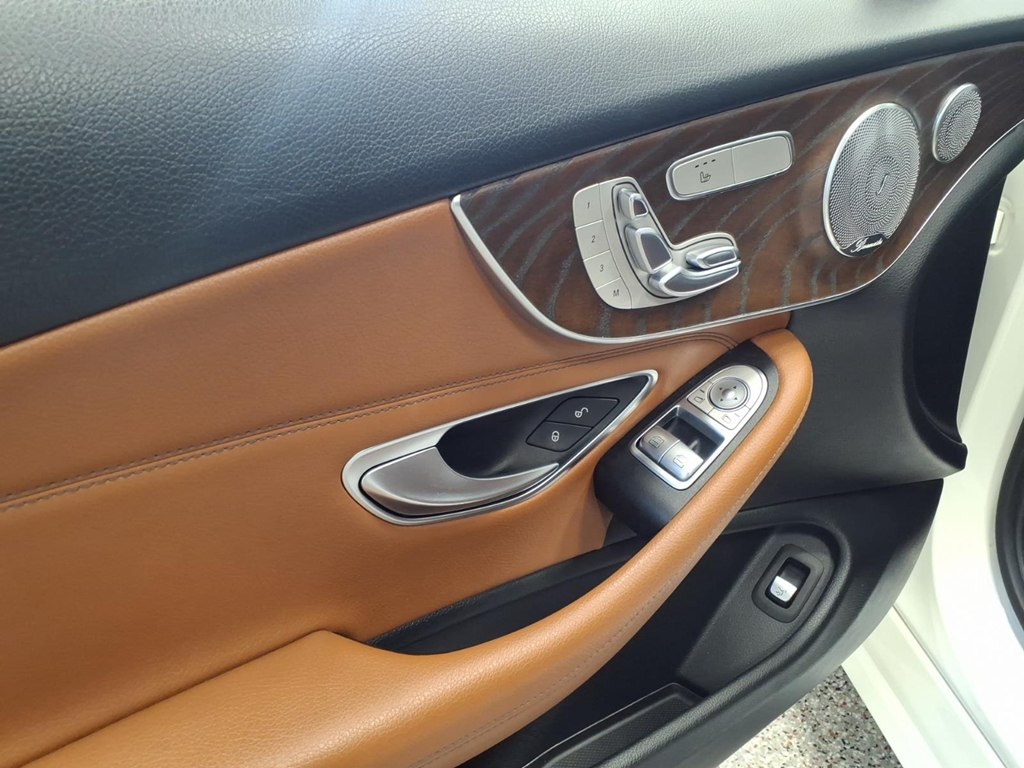 Photo 8 of this MERCEDES-BENZ C-CLASS
