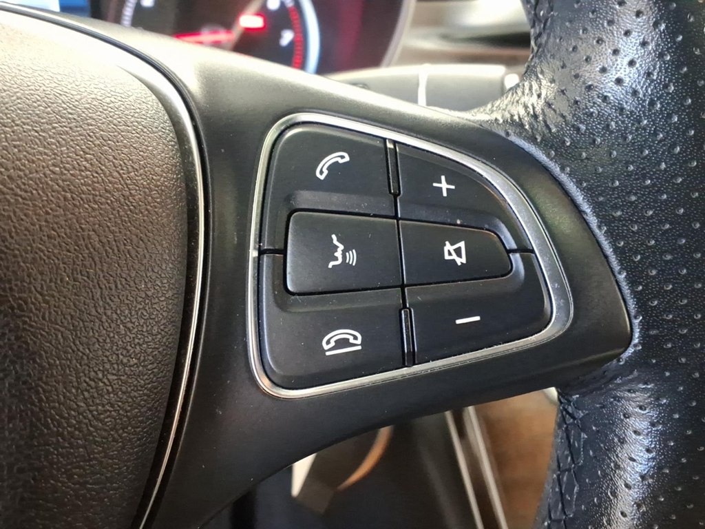 Photo 12 of this MERCEDES-BENZ C-CLASS
