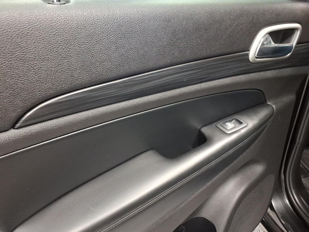 Photo 21 of this JEEP GRAND CHEROKEE