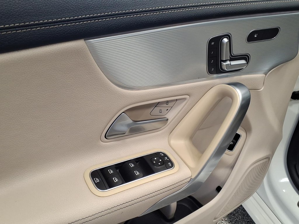 Photo 8 of this MERCEDES-BENZ CLA