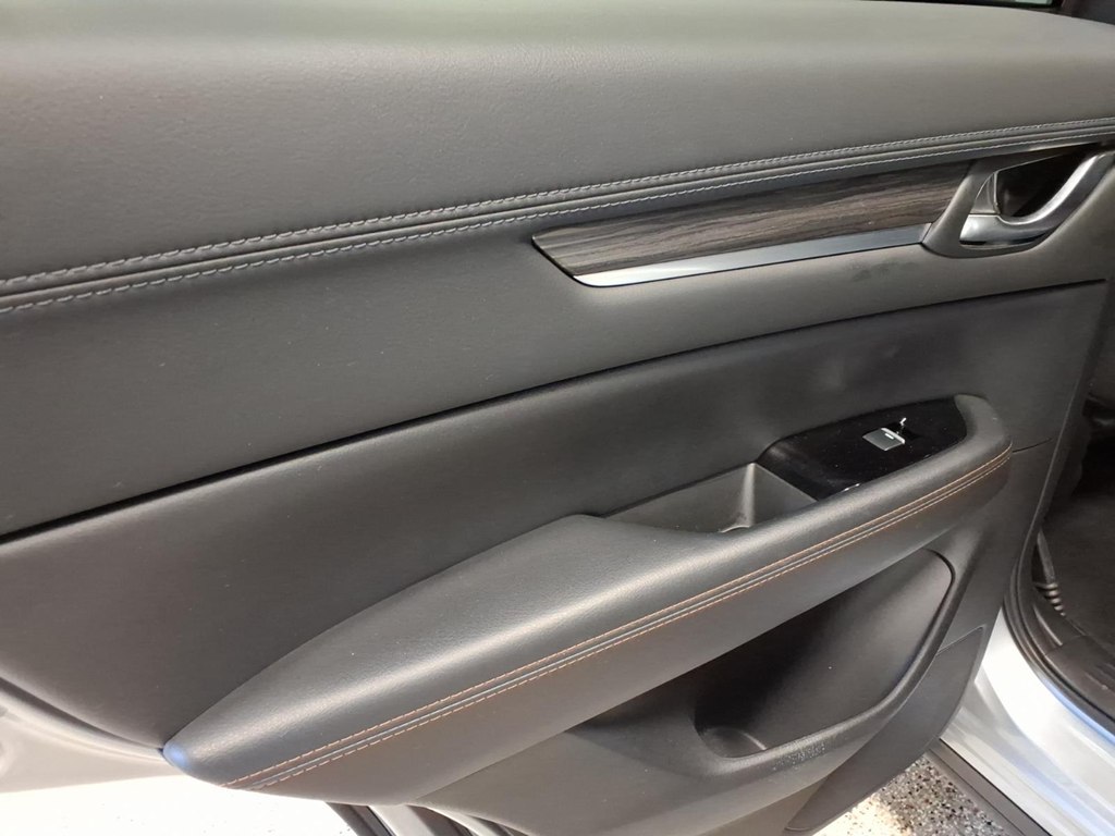 Photo 21 of this MAZDA CX-5