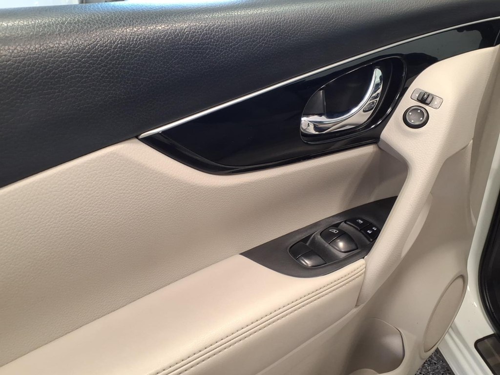 Photo 8 of this NISSAN ROGUE SPORT