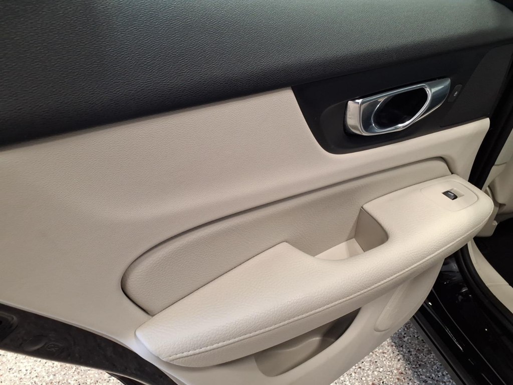 Photo 17 of this VOLVO S60