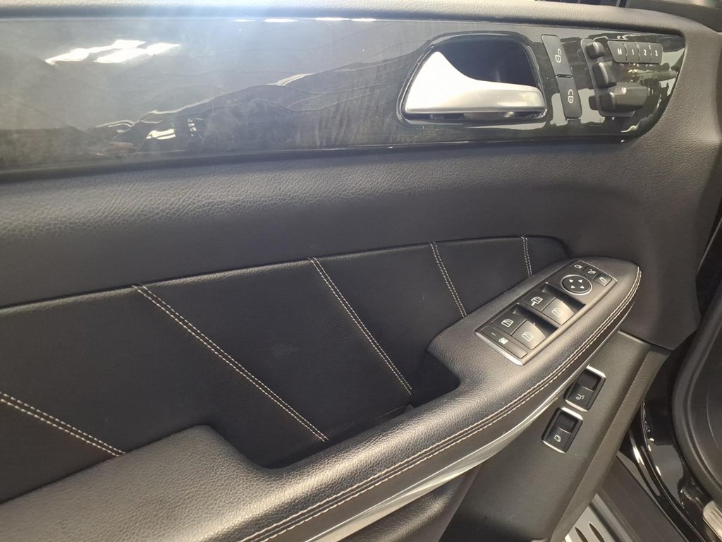 Photo 8 of this MERCEDES-BENZ GL-CLASS