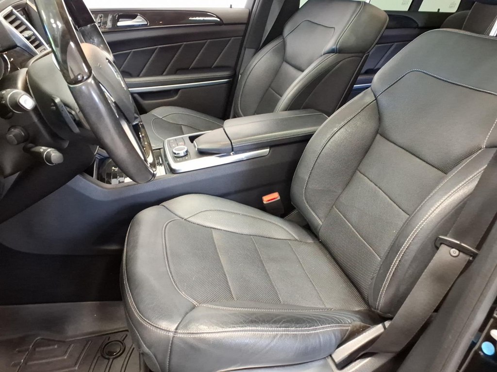 Photo 18 of this MERCEDES-BENZ GL-CLASS