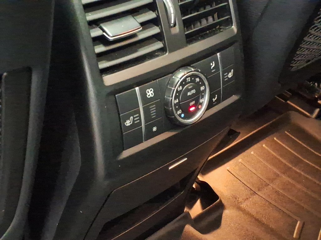 Photo 21 of this MERCEDES-BENZ GL-CLASS