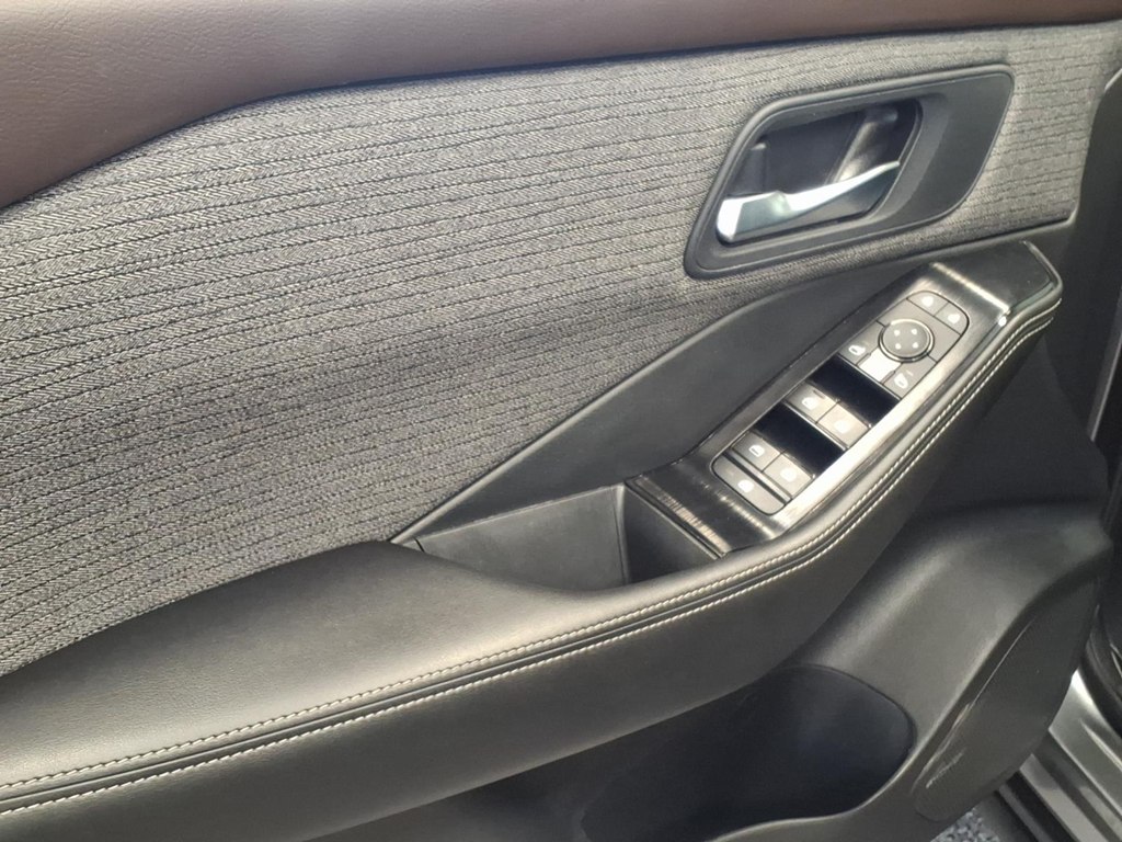 Photo 8 of this NISSAN ROGUE