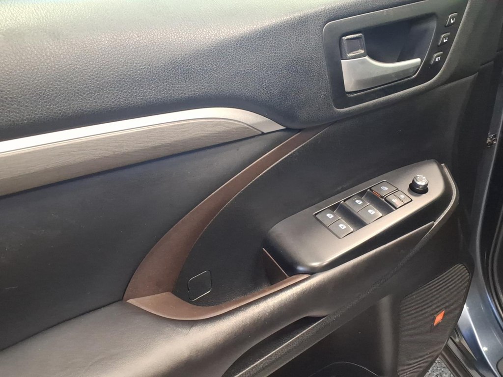 Photo 8 of this TOYOTA HIGHLANDER