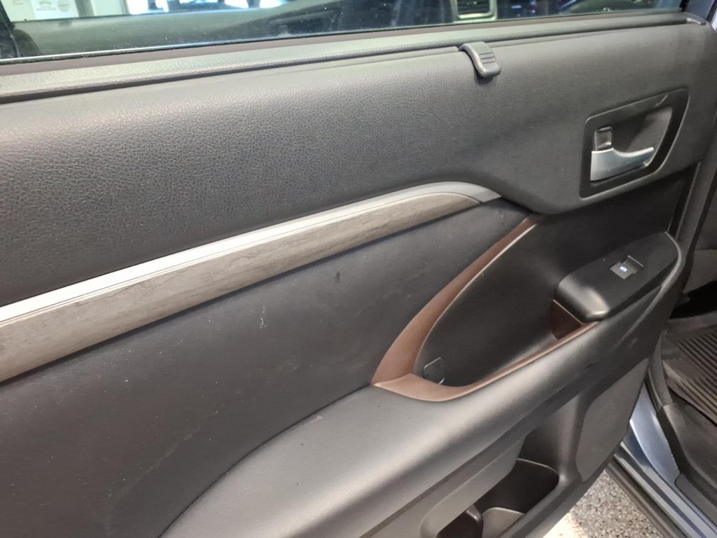Photo 21 of this TOYOTA HIGHLANDER