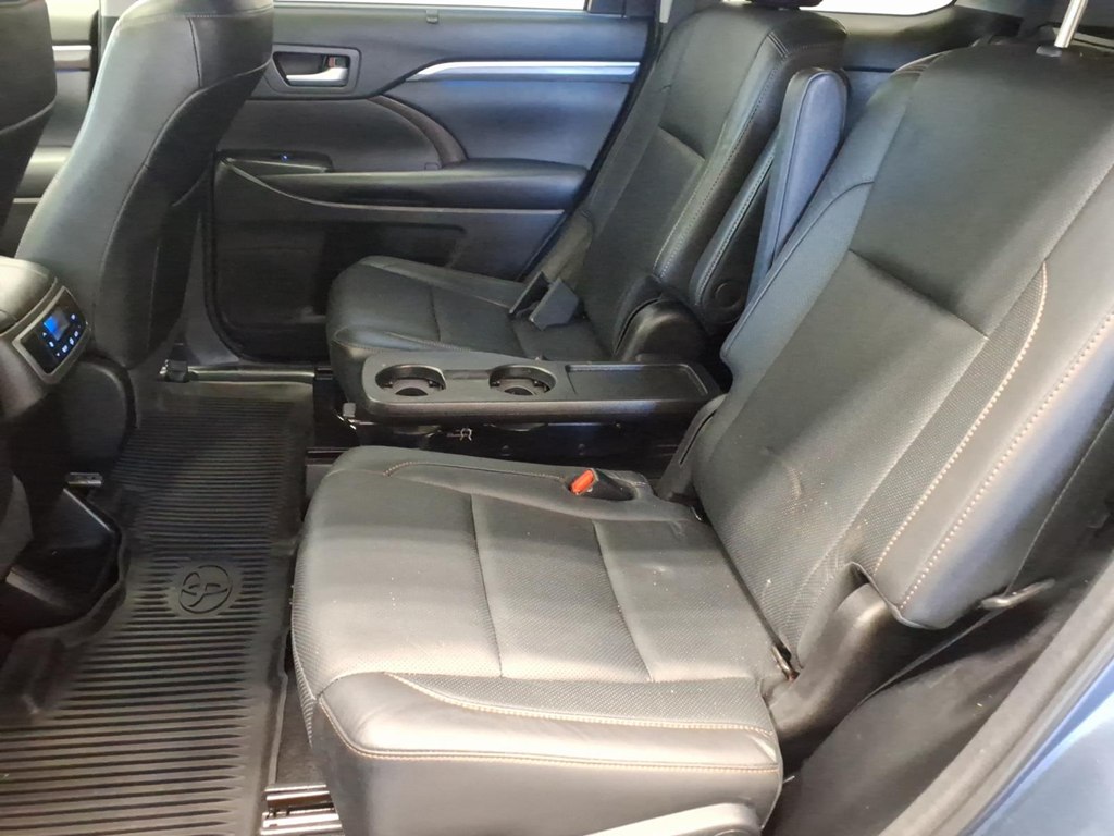 Photo 22 of this TOYOTA HIGHLANDER