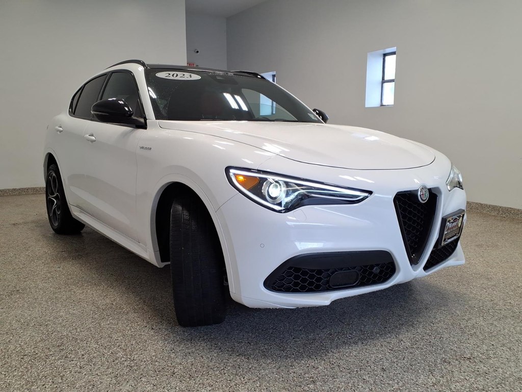 Photo 3 of this ALFA ROMEO STELVIO
