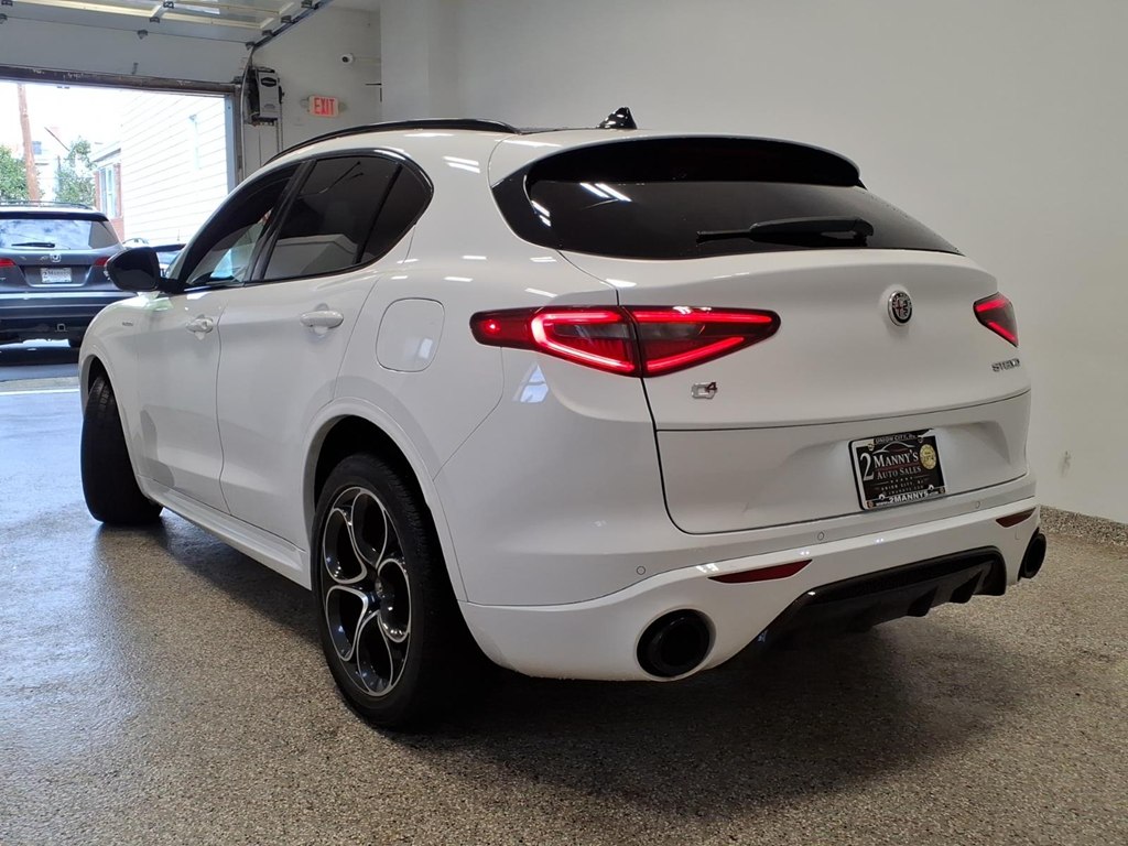 Photo 6 of this ALFA ROMEO STELVIO