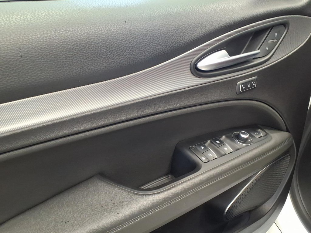 Photo 8 of this ALFA ROMEO STELVIO