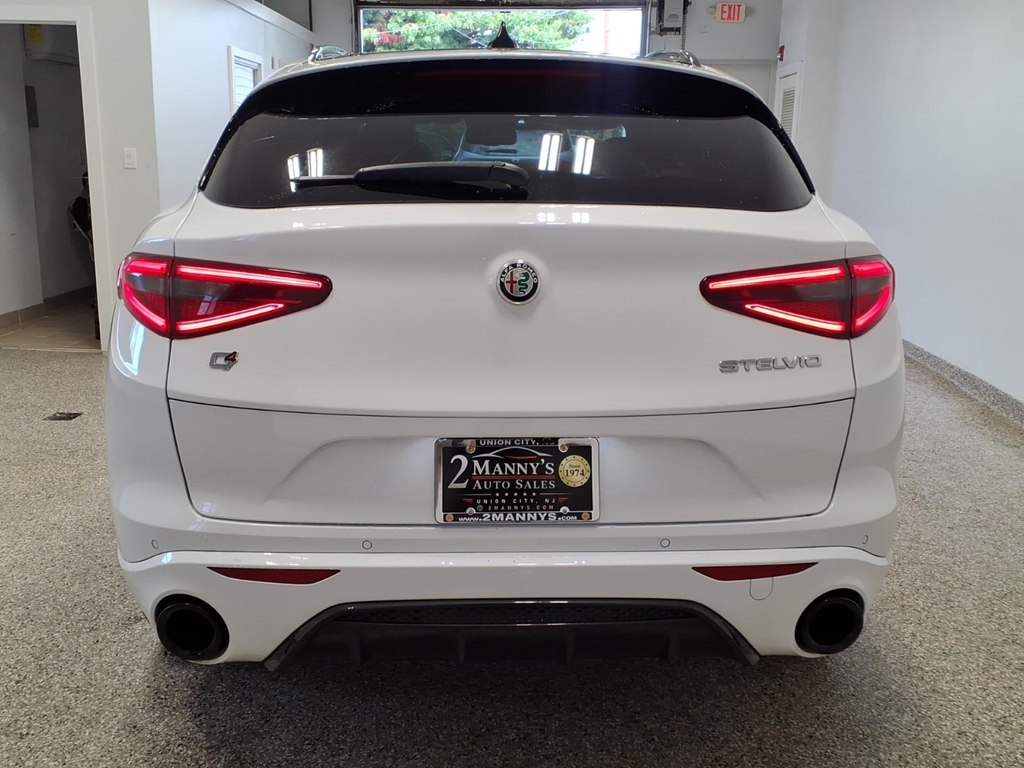 Photo 5 of this ALFA ROMEO STELVIO