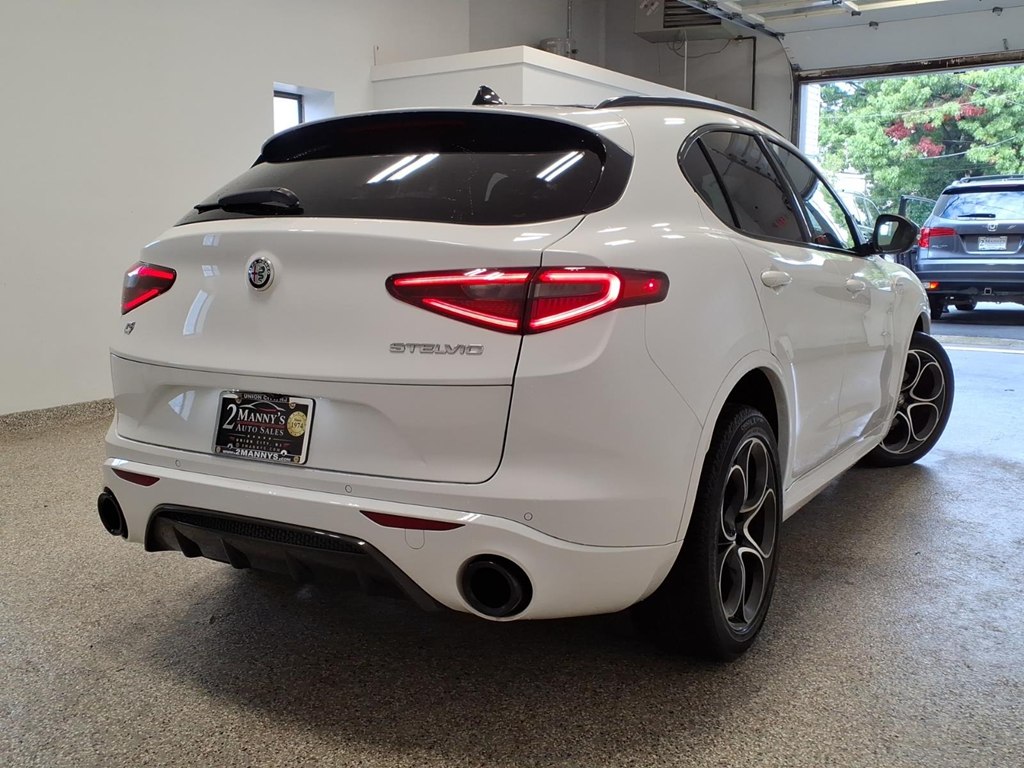 Photo 4 of this ALFA ROMEO STELVIO