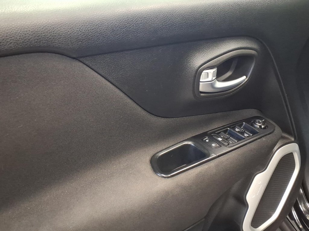 Photo 8 of this JEEP RENEGADE