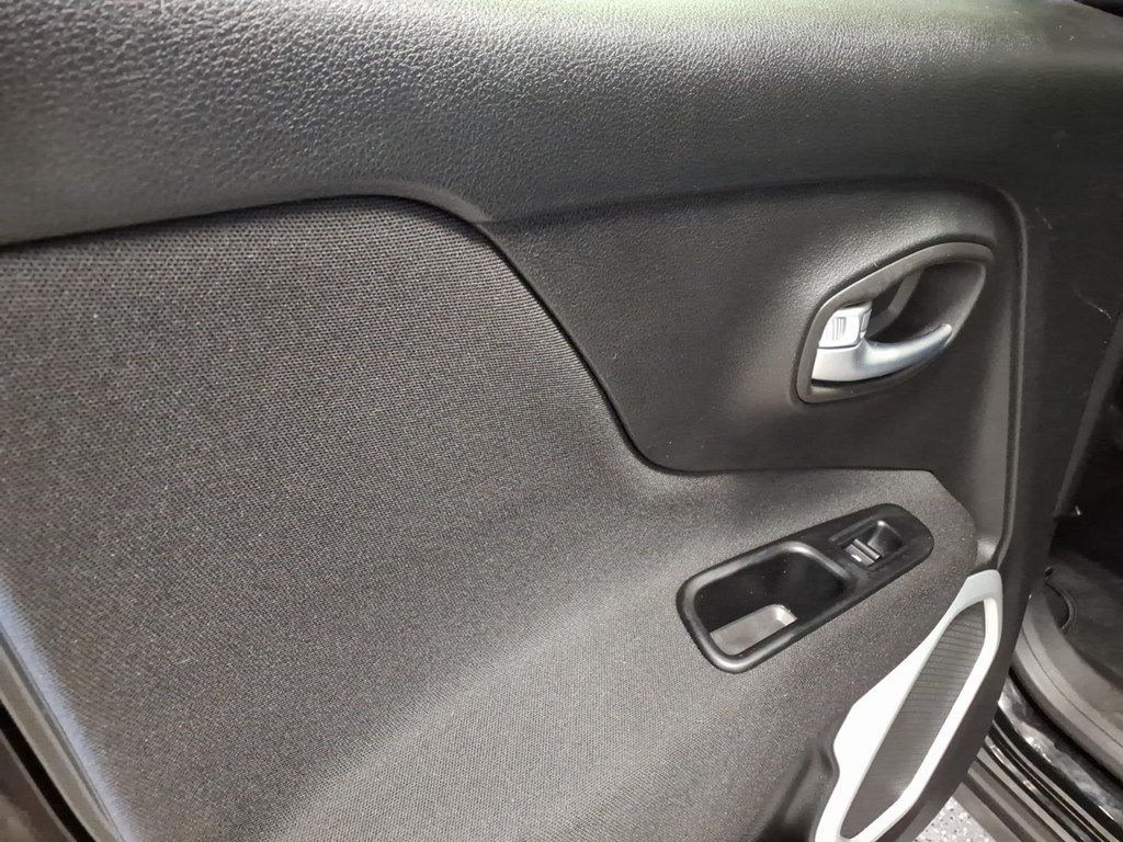 Photo 19 of this JEEP RENEGADE