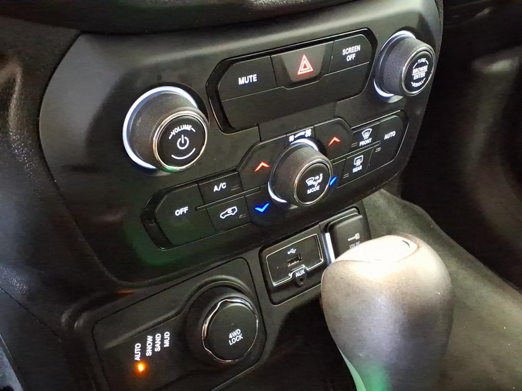 Photo 16 of this JEEP RENEGADE