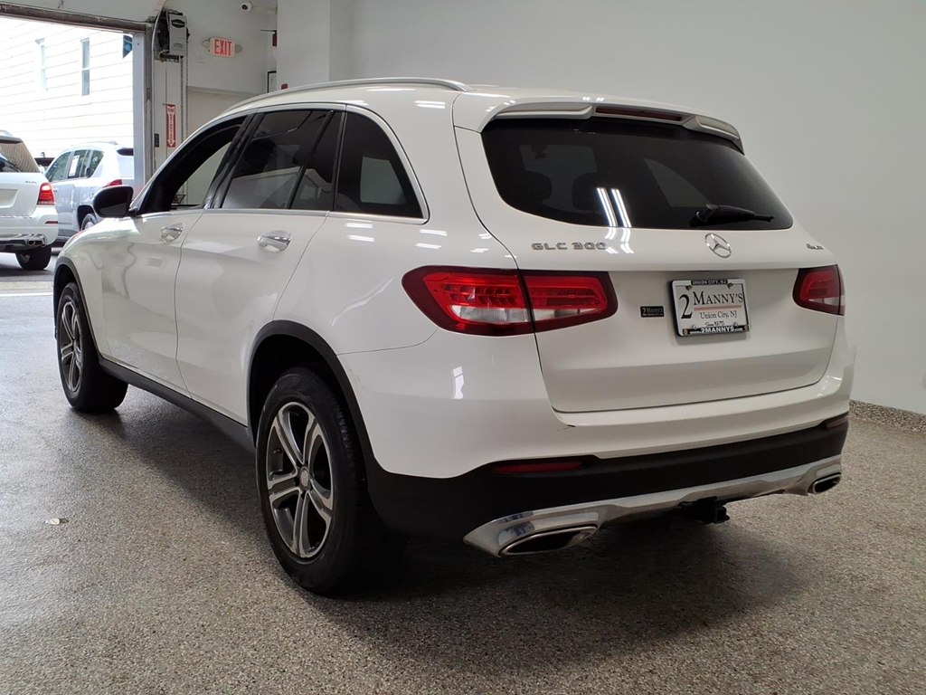 Photo 6 of this MERCEDES-BENZ GLC