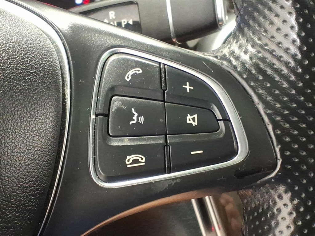Photo 12 of this MERCEDES-BENZ GLC