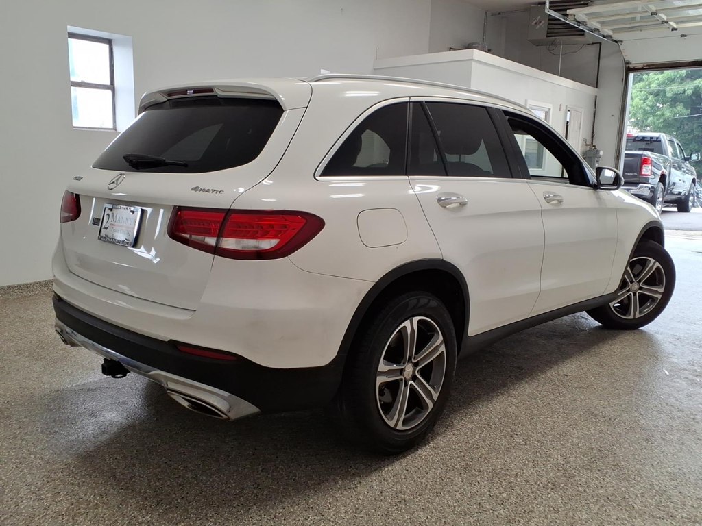Photo 4 of this MERCEDES-BENZ GLC