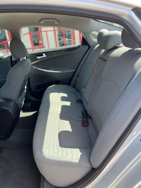 Photo 7 of this HYUNDAI SONATA