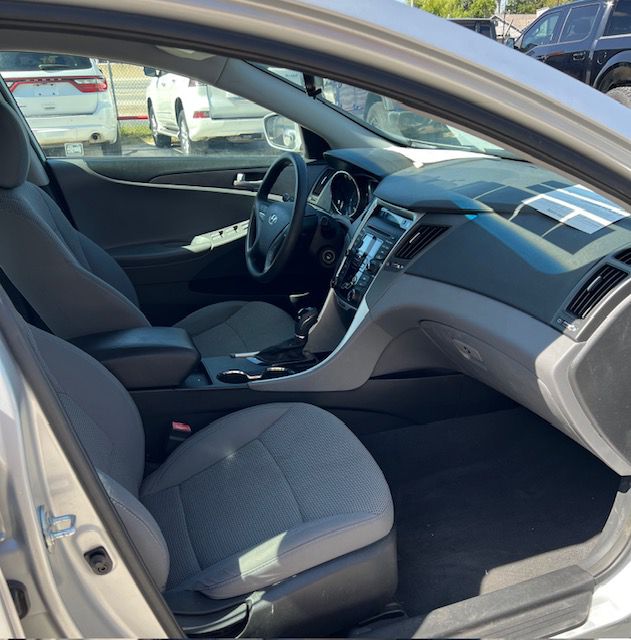 Photo 8 of this HYUNDAI SONATA