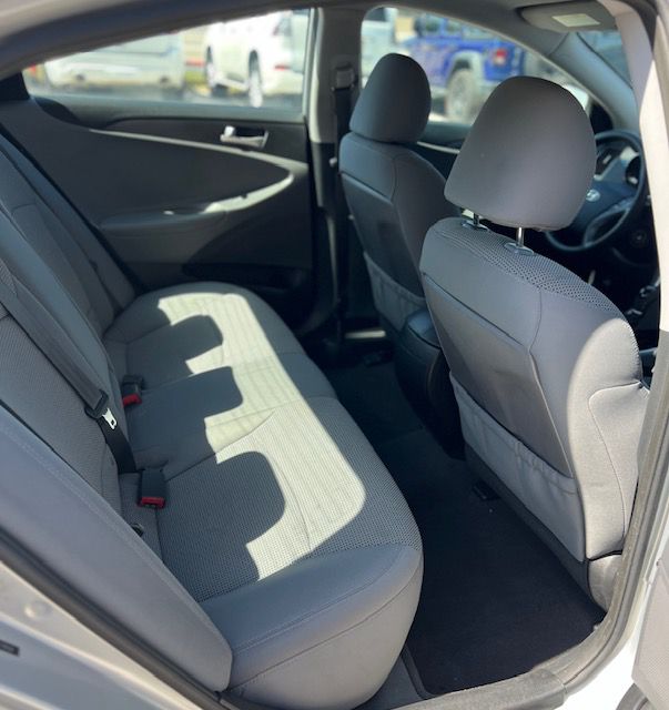 Photo 9 of this HYUNDAI SONATA