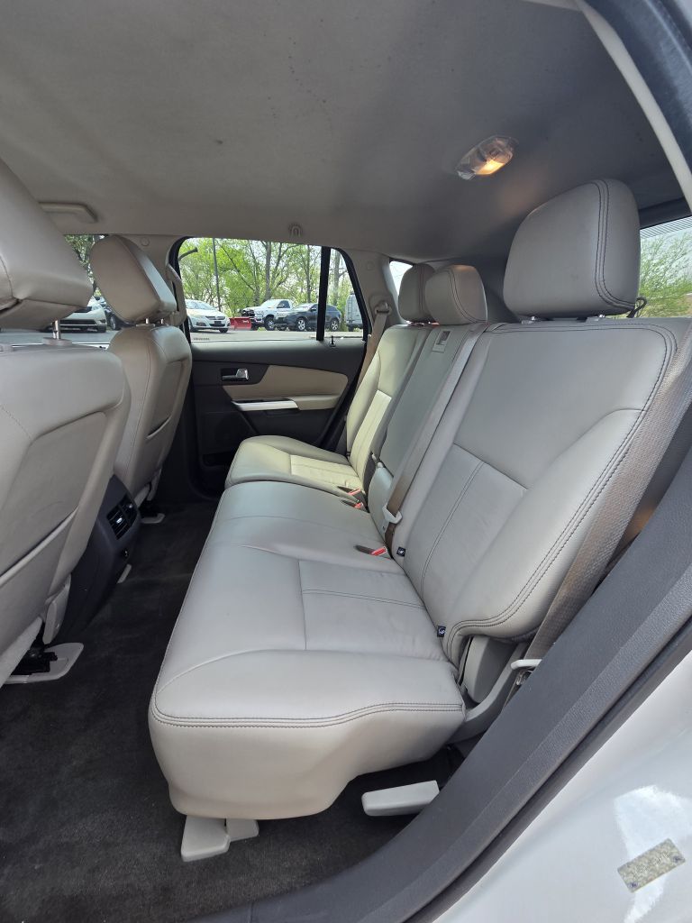 Photo 18 of this FORD EDGE