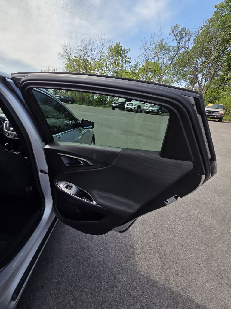 Photo 14 of this CHEVROLET MALIBU