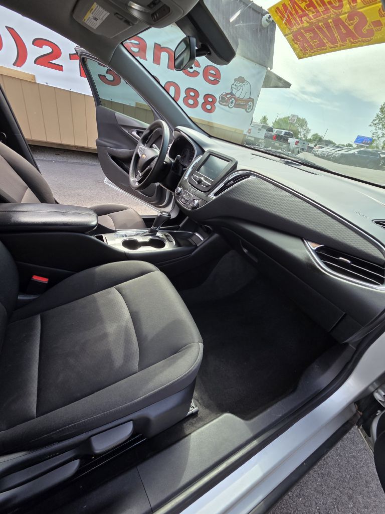 Photo 19 of this CHEVROLET MALIBU