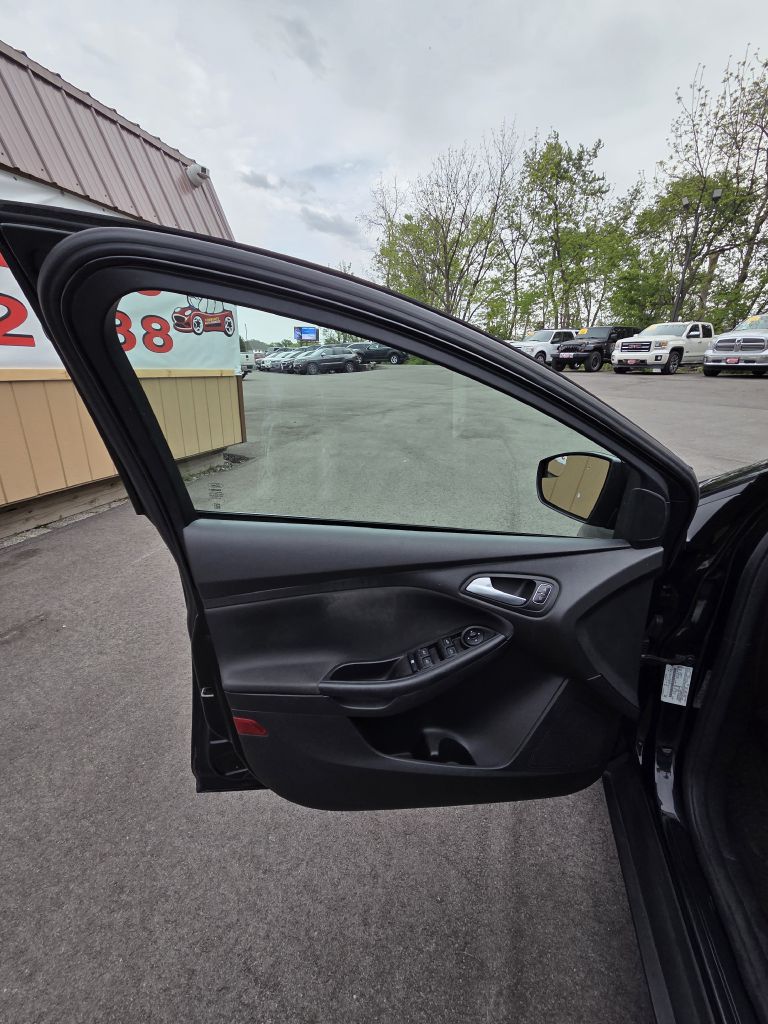 Photo 9 of this FORD FOCUS