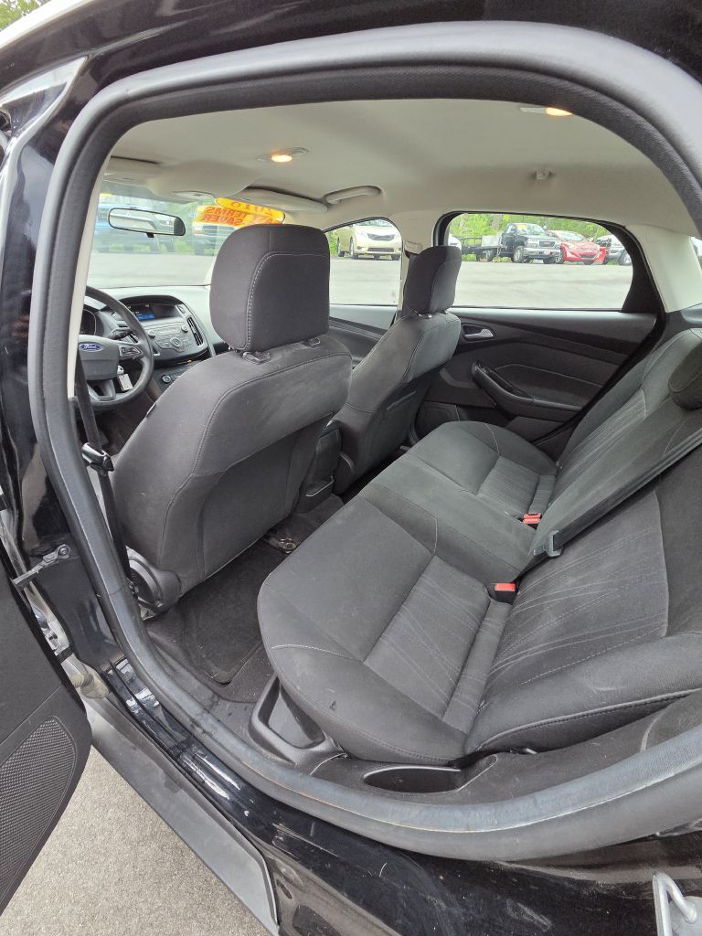 Photo 13 of this FORD FOCUS