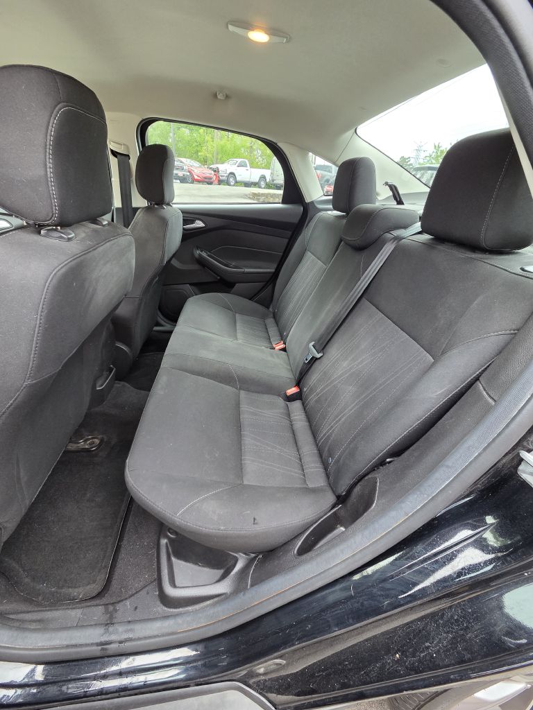 Photo 14 of this FORD FOCUS
