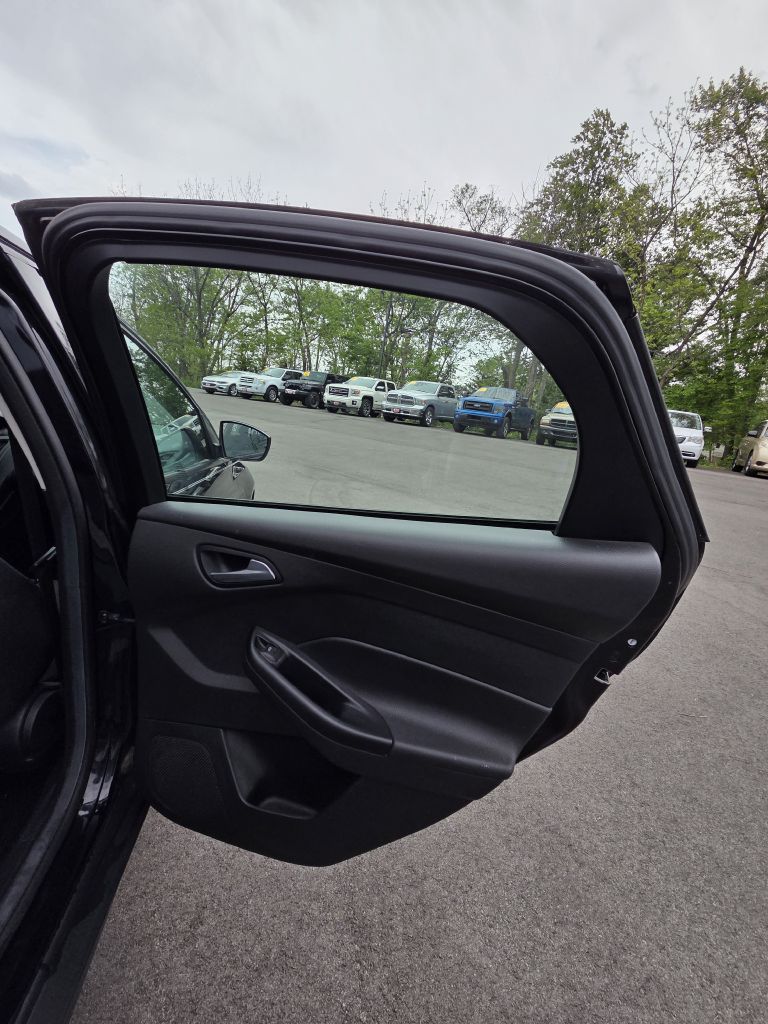 Photo 15 of this FORD FOCUS