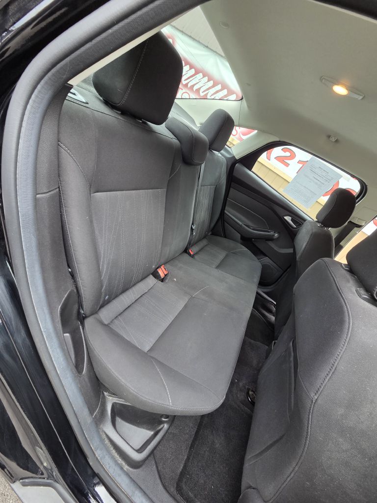 Photo 17 of this FORD FOCUS