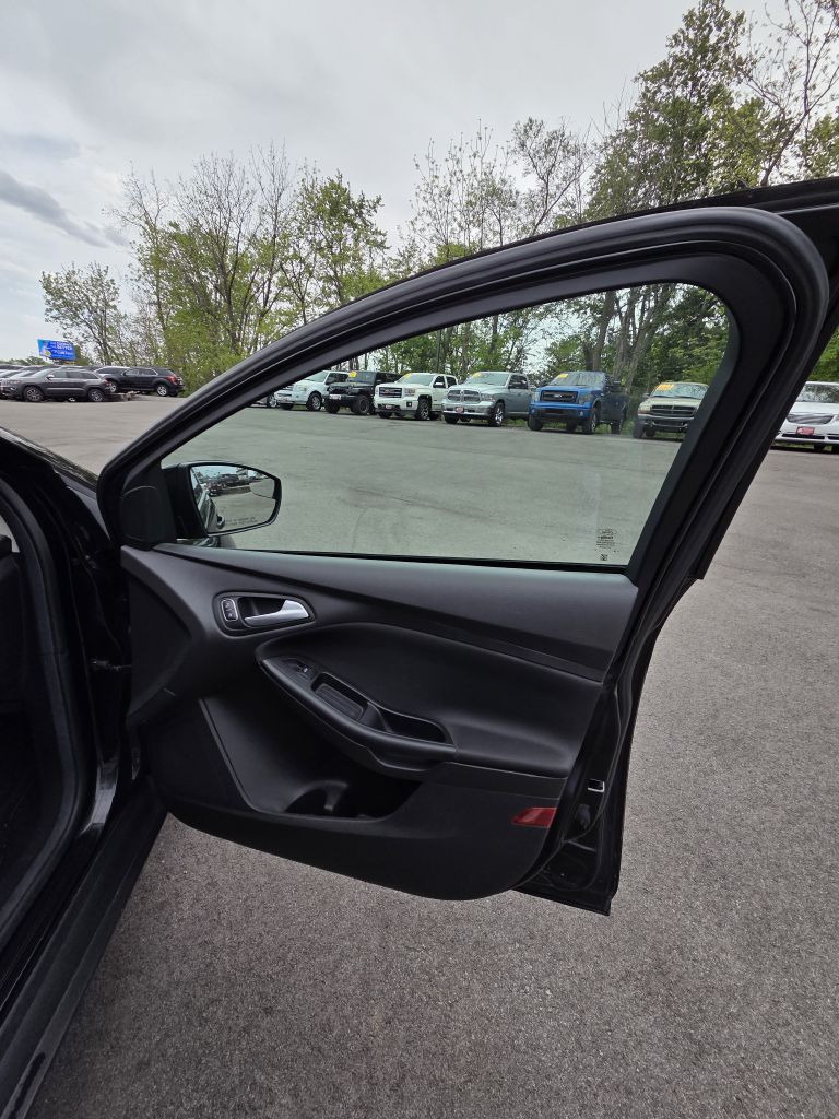 Photo 18 of this FORD FOCUS