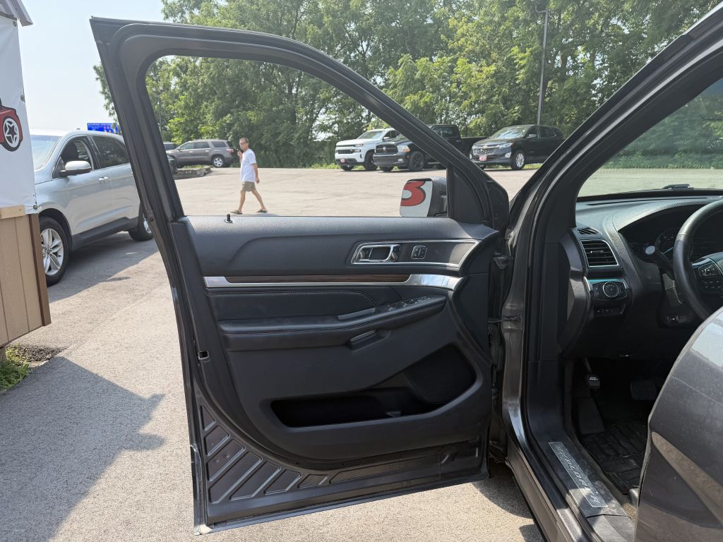 Photo 9 of this FORD EXPLORER