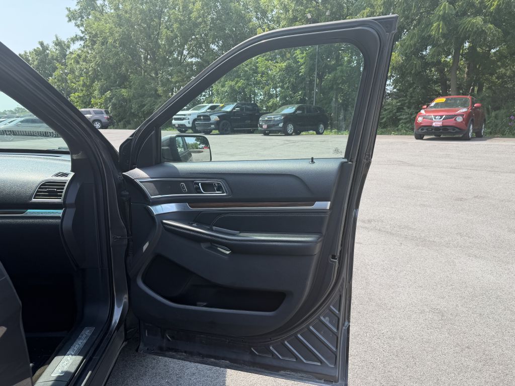 Photo 19 of this FORD EXPLORER