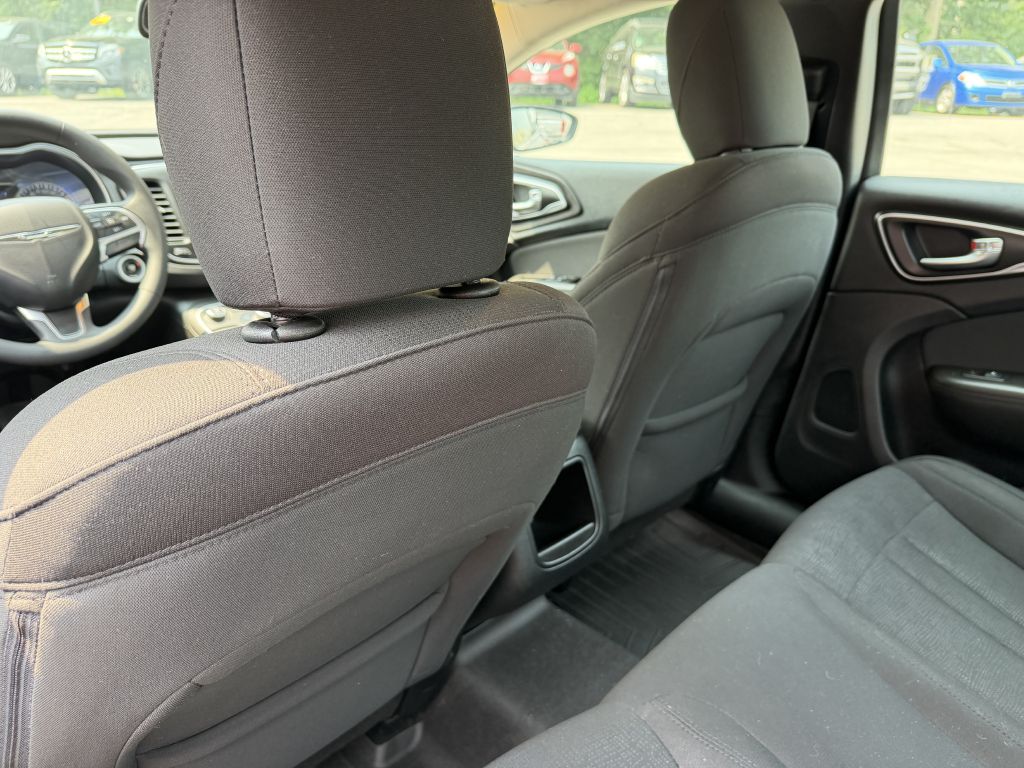 Photo 14 of this CHRYSLER 200
