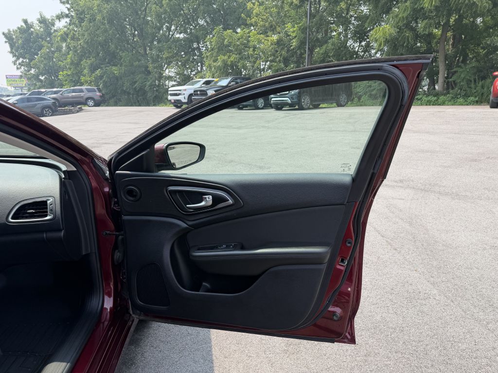 Photo 16 of this CHRYSLER 200