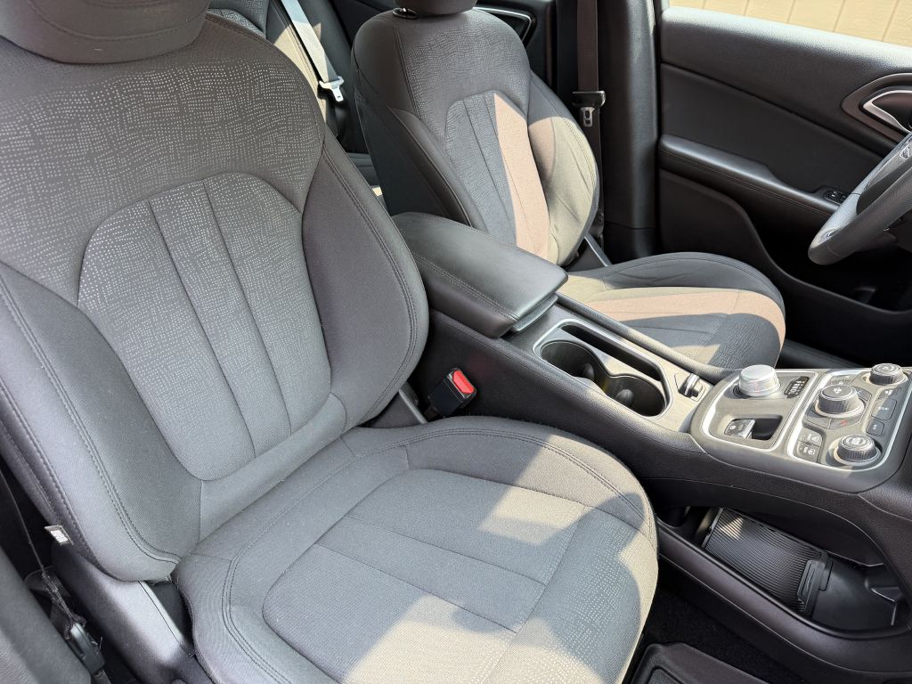 Photo 18 of this CHRYSLER 200